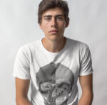 Maglietta con teschio negativo