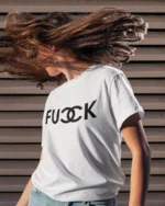 T-shirt Fucck porté femme