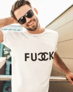 T-shirt Fucck porté homme