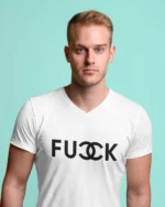 T-shirt Fucck col V porté homme