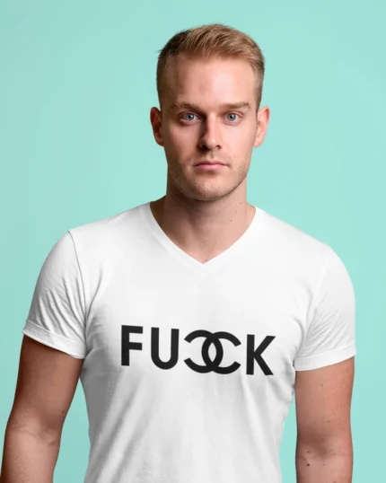 T-shirt Fucck col V porté homme